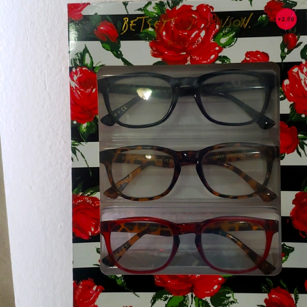 Betsey johnson Readers +200